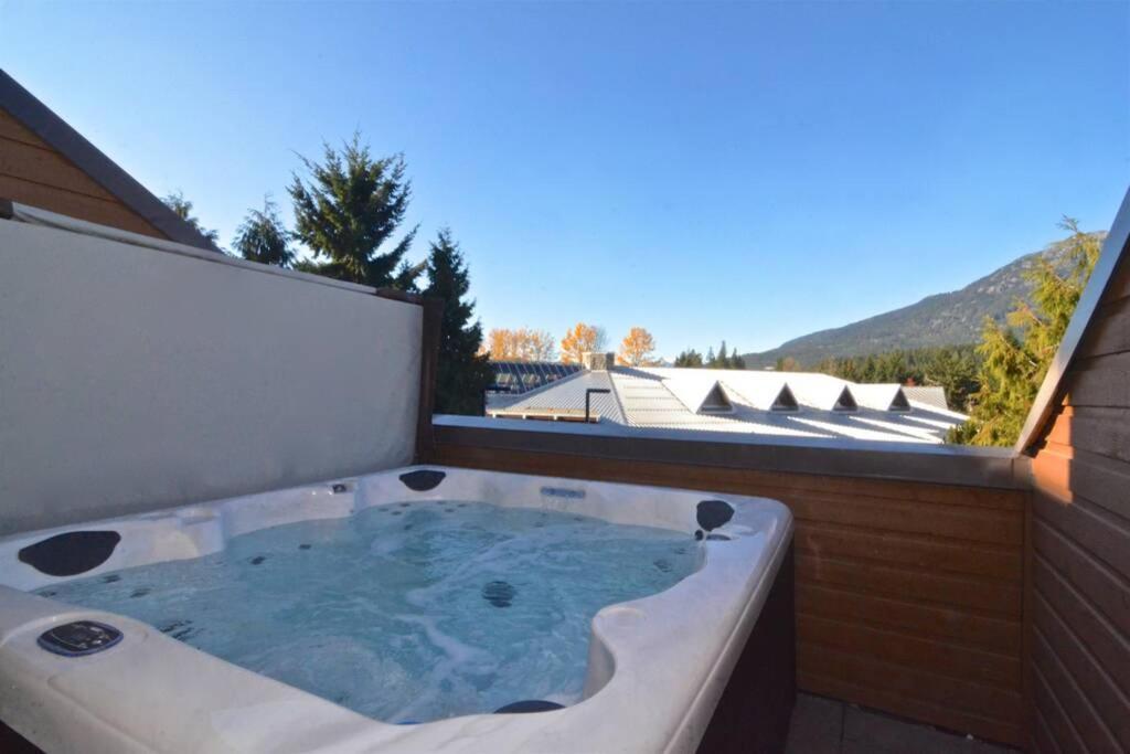 וויסטלר Hearthstone Lodge Loft, Village Centre, Private Hot Tub, Sleeps 6 מראה חיצוני תמונה